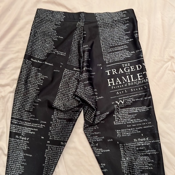 Leggings with the Tragedy of Hamlet printed on them - Picture 3 of 4